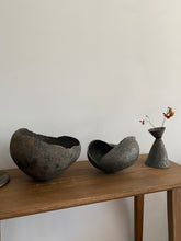 将图片加载到图库查看器,Molly Hourglass Concept Ceramic Vase