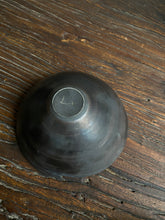 将图片加载到图库查看器,Broom Tail Bowl