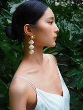 画像をギャラリービューアに読み込む, Seashell Pearl Drop Earrings