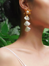 画像をギャラリービューアに読み込む, Seashell Pearl Drop Earrings