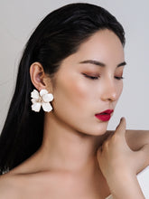 Cargar imagen en el visor de la galería, Maui Blossom Earrings