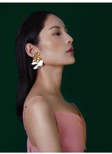 Cargar imagen en el visor de la galería, Glossy Enamel Clip Earrings