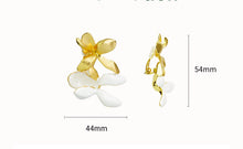 Cargar imagen en el visor de la galería, Glossy Enamel Clip Earrings