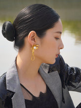 Cargar imagen en el visor de la galería, Golden Daisy Pearl Earring