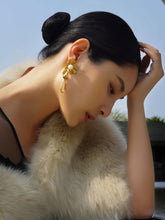 Cargar imagen en el visor de la galería, Golden Daisy Pearl Earring