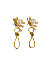 Cargar imagen en el visor de la galería, Golden Daisy Pearl Earring