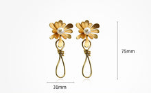 Cargar imagen en el visor de la galería, Golden Daisy Pearl Earring