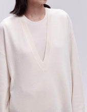 将图片加载到图库查看器,ÀIMAI Classic Cashmere V-Neck Sweater Set