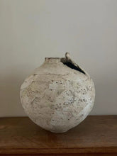 Load image into Gallery viewer, Kintsugi Earthenware Pot