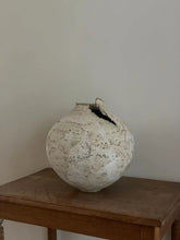 Load image into Gallery viewer, Kintsugi Earthenware Pot