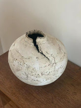 Load image into Gallery viewer, Kintsugi Earthenware Pot