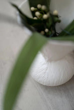 将图片加载到图库查看器,Alder Bump Lines Flower Vase