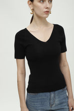 将图片加载到图库查看器,Leah Merino Silk V-Neck T-shirt