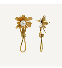 Cargar imagen en el visor de la galería, Golden Daisy Pearl Earring