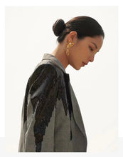 Cargar imagen en el visor de la galería, Golden Daisy Pearl Earring