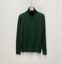 Cargar imagen en el visor de la galería, Andrett Turtleneck Extra Fine Merino Sweater