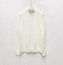 Cargar imagen en el visor de la galería, Andrett Turtleneck Extra Fine Merino Sweater