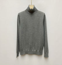 Cargar imagen en el visor de la galería, Andrett Turtleneck Extra Fine Merino Sweater