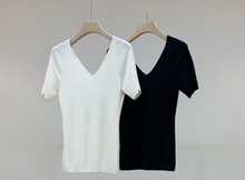将图片加载到图库查看器,Leah Merino Silk V-Neck T-shirt
