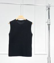 画像をギャラリービューアに読み込む, ÀIMAI French Textured Merino Wool Knit Vest
