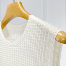 画像をギャラリービューアに読み込む, ÀIMAI French Textured Merino Wool Knit Vest
