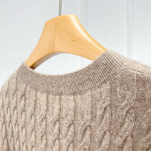 Charger l&#39;image dans la galerie, Cable Knit Cashmere Sweater
