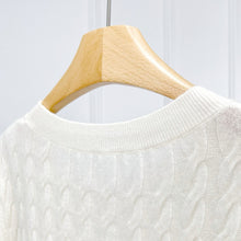 Cargar imagen en el visor de la galería, Cable Knit Cashmere Sweater
