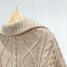 Cargar imagen en el visor de la galería, Allison Wool Cable Knit V-Neck Sweater
