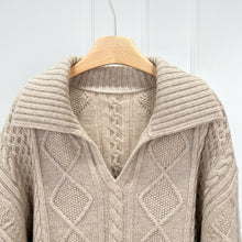 Cargar imagen en el visor de la galería, Allison Wool Cable Knit V-Neck Sweater
