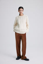 画像をギャラリービューアに読み込む, Rosario Premium Wool White Twisted Flower Round Neck Sweater
