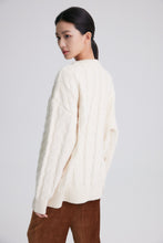 将图片加载到图库查看器，Rosario Premium Wool White Twisted Flower Round Neck Sweater
