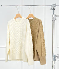 Charger l&#39;image dans la galerie, Tanya Wool and Cashmere Cable Knit Sweater
