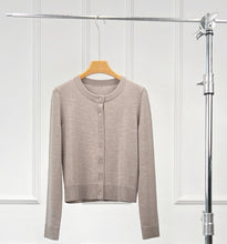 画像をギャラリービューアに読み込む, KOW Merino Wool Round-Neck Cardigan
