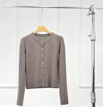 画像をギャラリービューアに読み込む, KOW Merino Wool Round-Neck Cardigan
