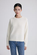 画像をギャラリービューアに読み込む, ISABEL Wool and Cashmere Round Neck Sweater
