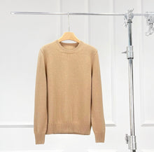Cargar imagen en el visor de la galería, RAD Wool-Cashmere Round Neck Sweater
