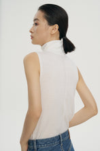 Cargar imagen en el visor de la galería, Edith Turtleneck Sleeveless Knit Vest
