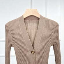 Charger l&#39;image dans la galerie, Edition Extra Fine Merino Wool Rib-Knitted Cardigan
