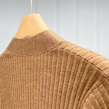 Charger l&#39;image dans la galerie, Edition Extra Fine Merino Wool Rib-Knitted Cardigan
