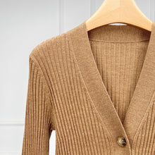 Charger l&#39;image dans la galerie, Edition Extra Fine Merino Wool Rib-Knitted Cardigan
