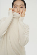 Charger l&#39;image dans la galerie, Kate Premier Cashmere Merino Wool Turtleneck Sweater
