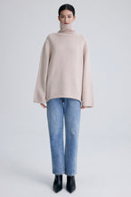 Charger l&#39;image dans la galerie, Cambridge Wool-Cashmere Oversized Turtleneck Sweater
