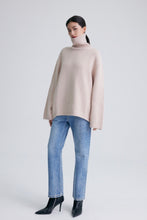 Charger l&#39;image dans la galerie, Cambridge Wool-Cashmere Oversized Turtleneck Sweater

