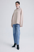 Charger l&#39;image dans la galerie, Cambridge Wool-Cashmere Oversized Turtleneck Sweater
