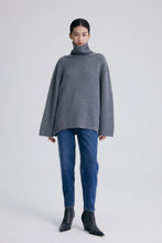 Charger l&#39;image dans la galerie, Cambridge Wool-Cashmere Oversized Turtleneck Sweater
