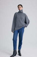 Charger l&#39;image dans la galerie, Cambridge Wool-Cashmere Oversized Turtleneck Sweater
