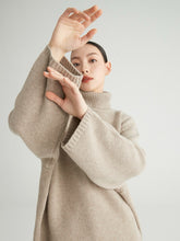 Charger l&#39;image dans la galerie, Cambridge Wool-Cashmere Oversized Turtleneck Sweater

