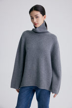 Charger l&#39;image dans la galerie, Cambridge Wool-Cashmere Oversized Turtleneck Sweater
