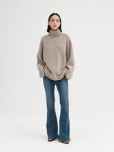 Charger l&#39;image dans la galerie, Cambridge Wool-Cashmere Oversized Turtleneck Sweater
