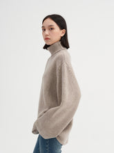 Charger l&#39;image dans la galerie, Cambridge Wool-Cashmere Oversized Turtleneck Sweater

